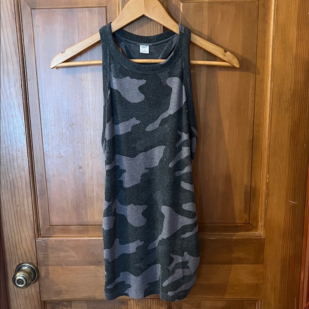 Old Navy Maternity Active Gray Camo Tank Top, Small